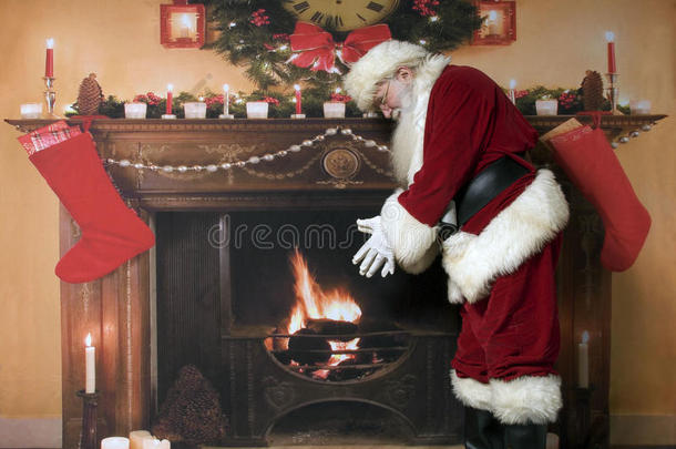 圣诞老人在壁炉旁取暖