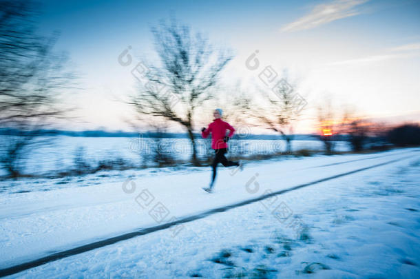 冬季跑步-年轻女子户外跑步