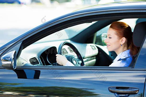 女人开车，<strong>遵守交通规则</strong>，注意事项