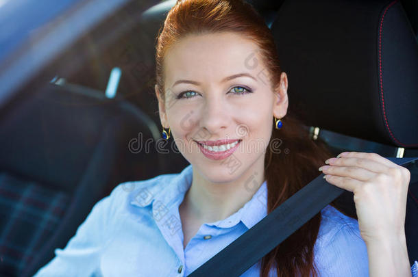 系好安全带。黑车里的女人遵守交通规则