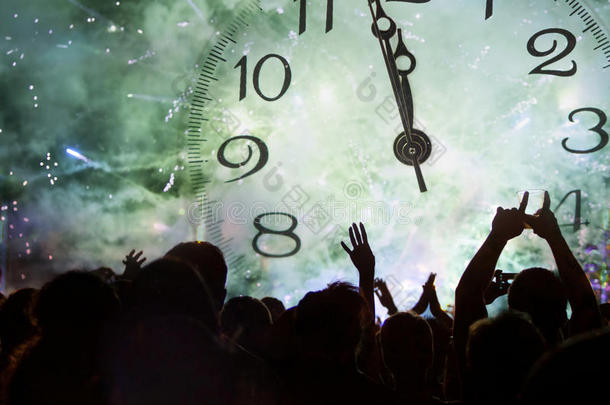 时钟接近午夜，人群等待新年