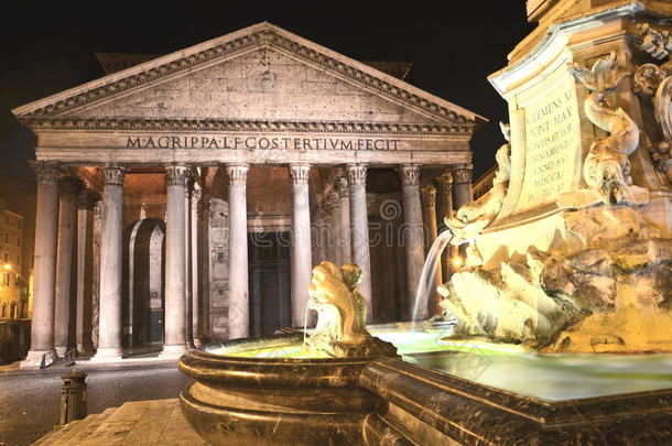 意大利罗马罗通达广场（piazza della rotonda）上的雄伟的万<strong>神殿</strong>和喷泉