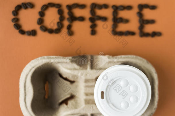 外卖咖啡杯，用咖啡豆拼写模糊单词coffee