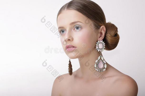 奢华。老练的女人戴着镶有钻石的珍珠耳环