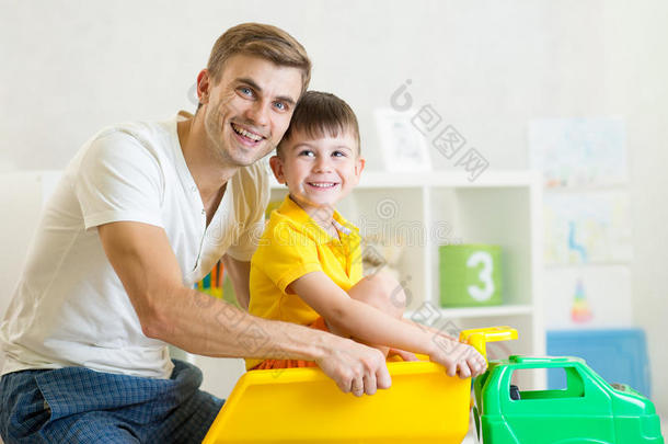 小男孩和他爸爸玩<strong>玩具箱</strong>子