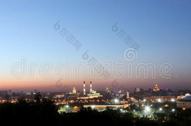 从<strong>观景台俯瞰</strong>莫斯科夜景，俄罗斯