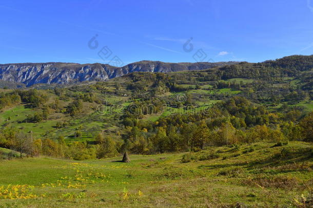 罗马尼亚的秋景，<strong>远处</strong>有<strong>山</strong>村、草堆和群<strong>山</strong>