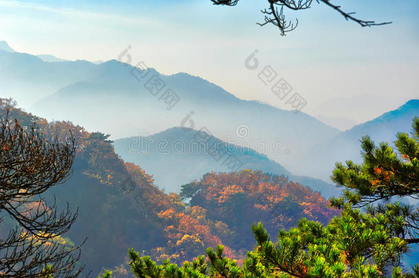 山峦秋色云海