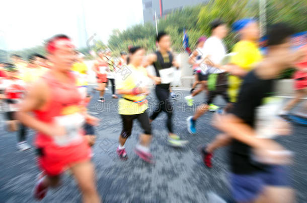 马拉松运动员在街上<strong>跑步</strong>