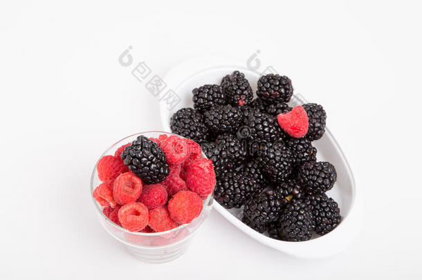 黑莓在覆盆子上，覆盆子在黑莓上在白色上