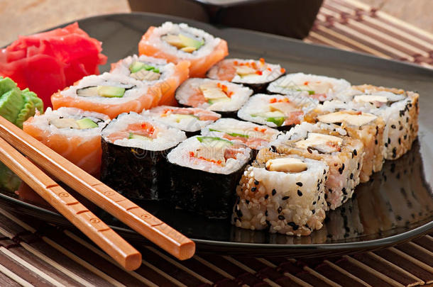 日本料理-寿司和生鱼片