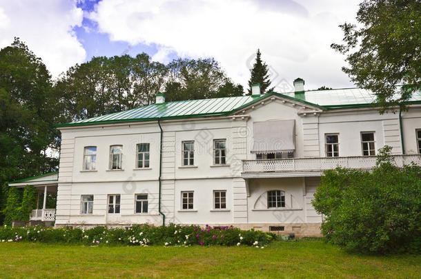 托尔斯泰的房子在雅斯纳亚波利亚纳现在是一个纪念博物馆。