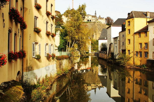 从格兰德俯瞰卢森堡：有着古老建筑的河流