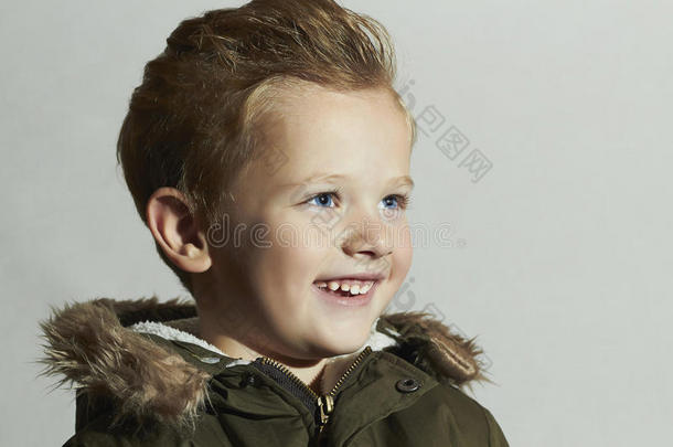 微笑子级.fur风帽和冬季夹克。时尚孩子们。孩子们。快乐小男孩冬季风格
