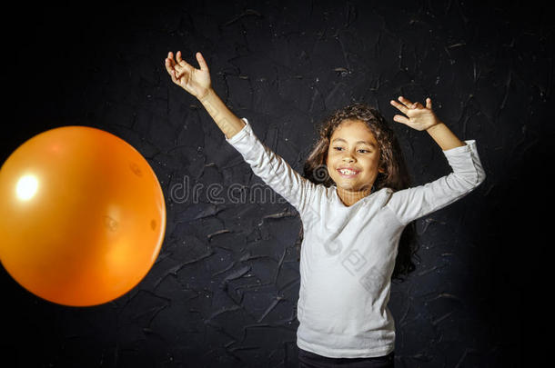 可爱的<strong>非洲裔美国小女孩</strong>用气球诉苦