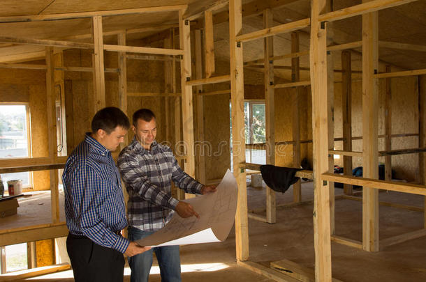 两个建筑工人在讨论房子的内部