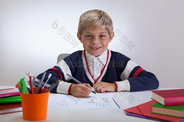 微笑的孩子在学校写作