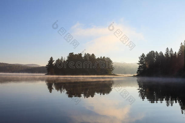 一个夏日的早晨，薄雾蒙蒙的湖面