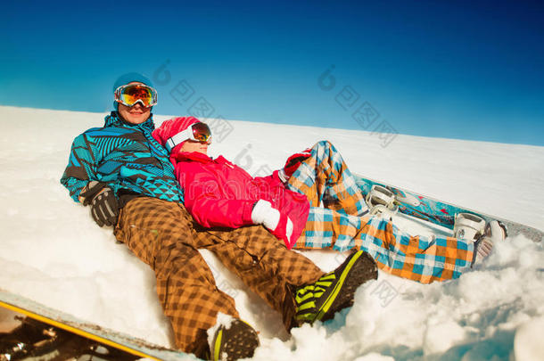 雪地上有滑雪板的女孩和男孩