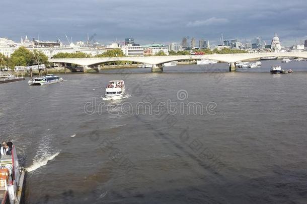 泰晤士河大桥和伦敦城市景观