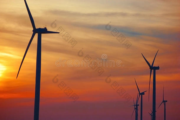 日落时风电场风力涡轮机的轮廓