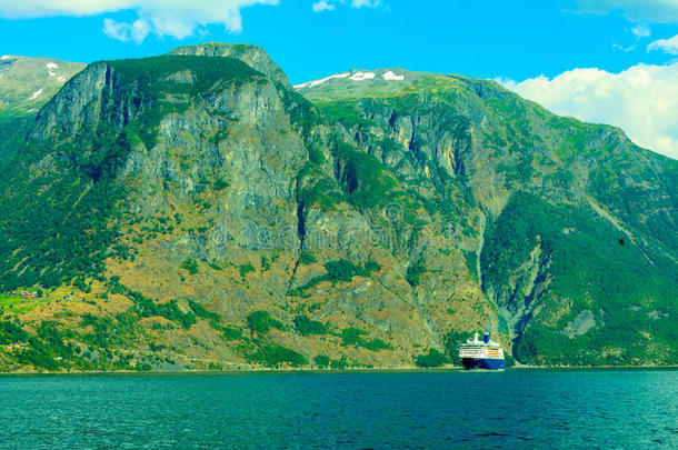 旅游和旅游。挪威峡湾上的游船。