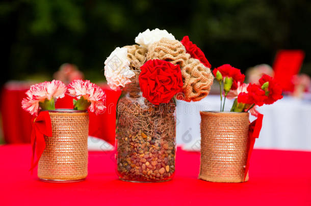 红白相间的婚礼装饰花