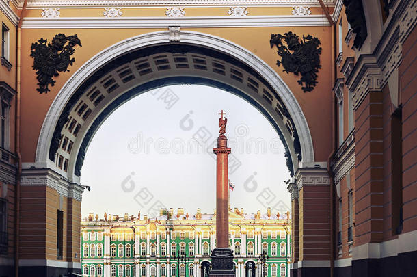 圣彼得堡，黎明时分从参议院拱门俯瞰冬宫