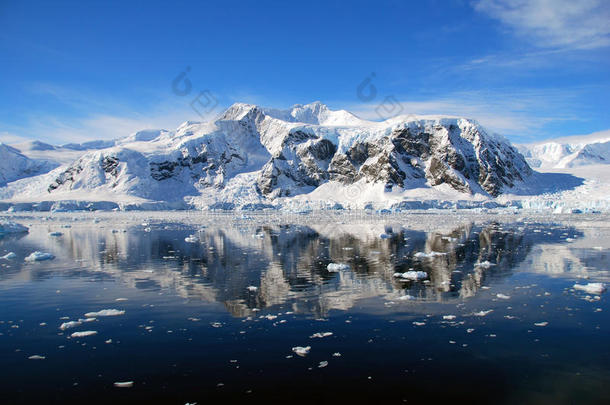 南极半岛平静的海面