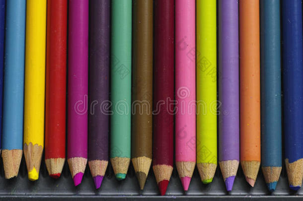 带灰尘的旧彩色<strong>铅笔</strong>。