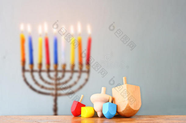 犹太节日光明节（光明节）有烛台木制烛台（顶部旋转）。
