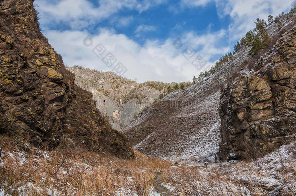 山崖峡谷初雪秋