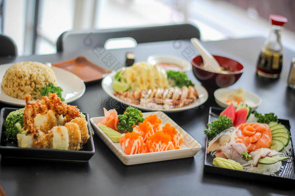 日本寿司好吃的菜我美味的鱼片食物装饰芥末黄瓜汤鱿鱼章鱼墨鱼沙拉