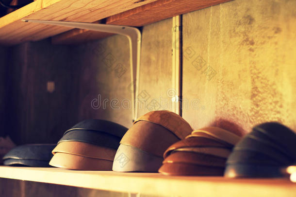 架子上的陶瓷碗厨具