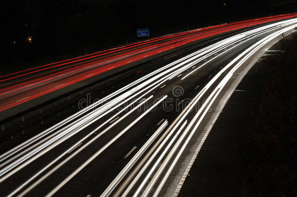 夜间驶来的汽车的光路