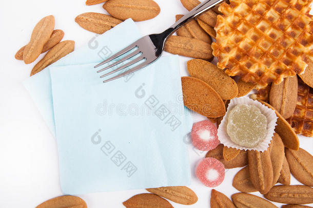 背景饼干，华夫饼，水果果冻，叉子和餐巾纸