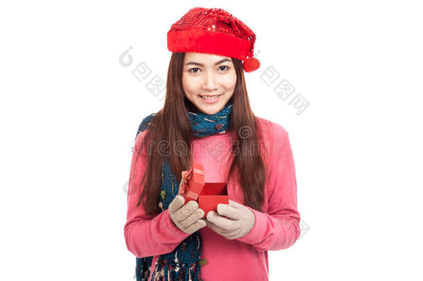 亚洲女孩戴红色圣诞帽微笑<strong>打开礼盒</strong>