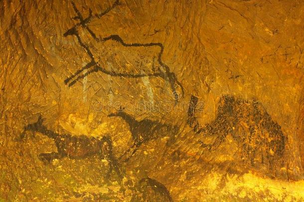 抽象<strong>儿童艺术</strong>在砂岩洞穴。砂岩墙上的猎人黑炭漆