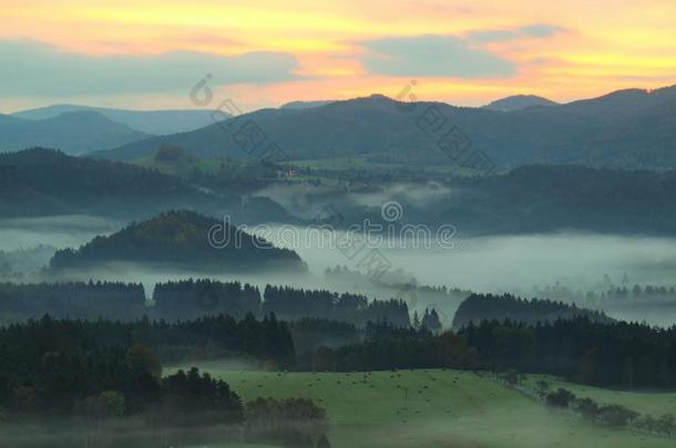 秋天雾蒙蒙的乡村。望向云雾缭绕的长山谷。秋愁山水