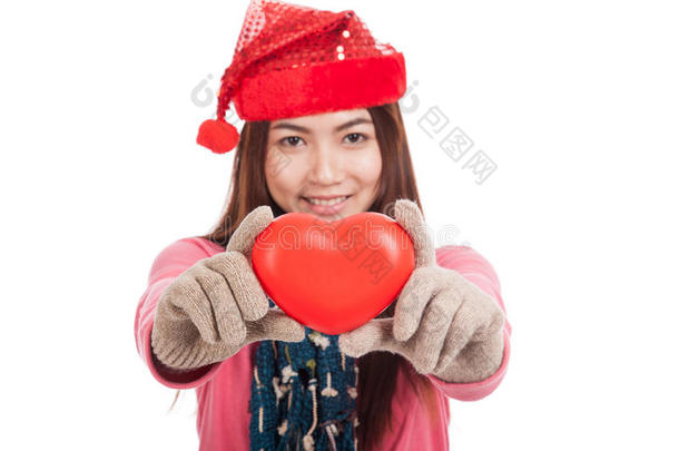 戴圣诞帽的亚洲女孩秀红心