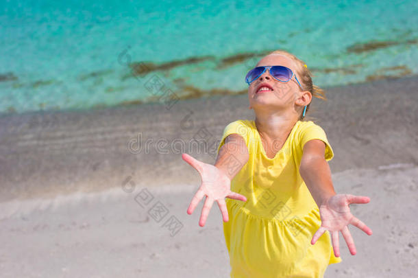 夏天在白沙滩上可爱的小女孩