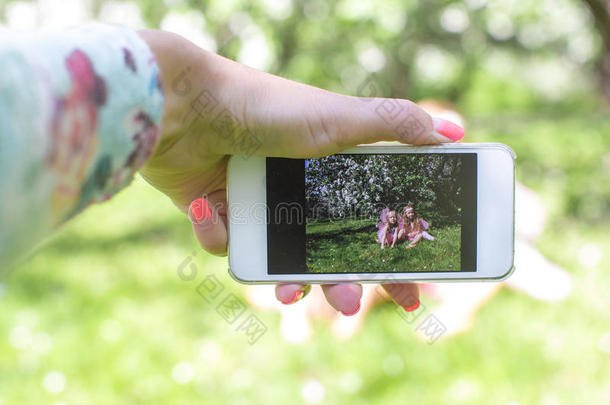 两个可爱小女孩的特写手机背景