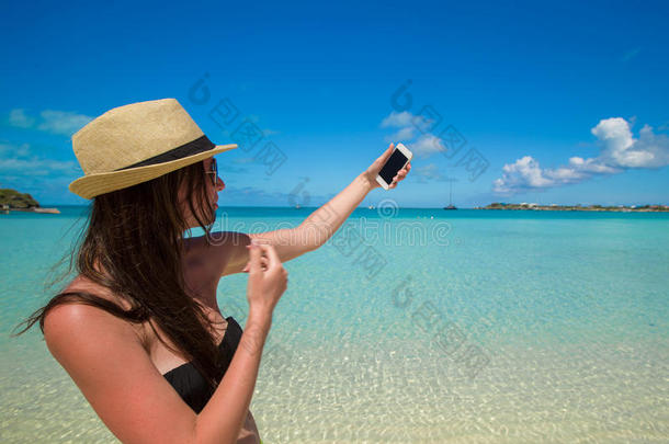 年轻女子在热带用手机拍照