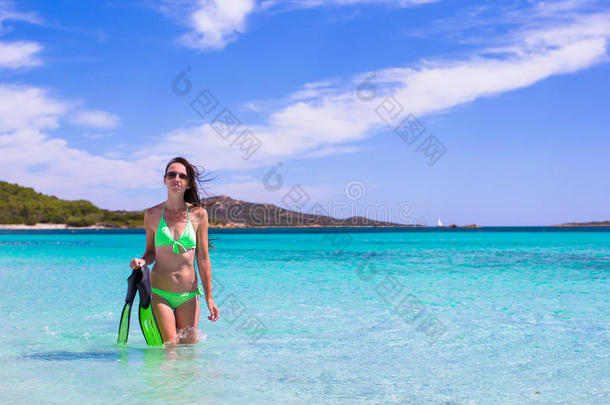 热带海滩上戴着潜水器的年轻女子