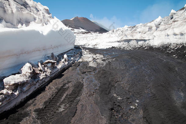 春天的埃特纳火山。