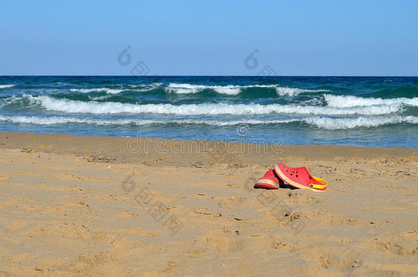 沙滩上的一双鞋