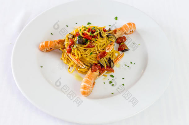 意大利面配大虾和西红柿。美食餐厅海鲜