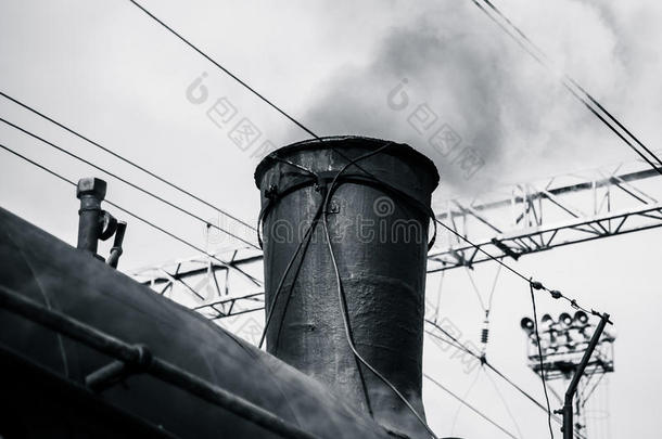 蒸汽<strong>机车</strong>。锅炉和烟囱的局部视图。烟从烟囱里冒出来。h的黑白<strong>摄影</strong>