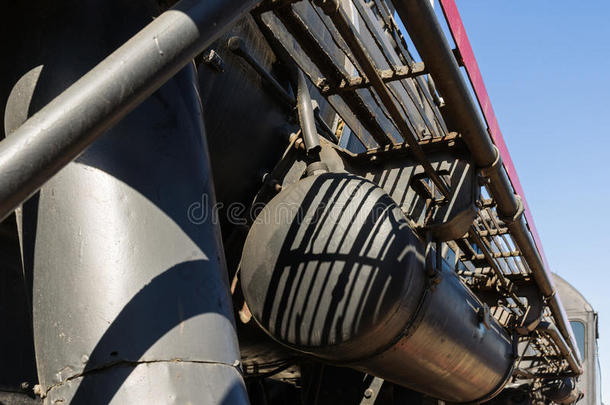 蒸汽机车周围机械设备的特写视图