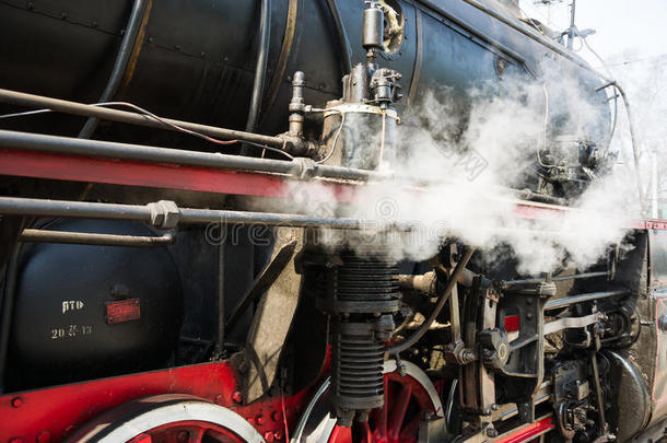 古代蒸汽机车。机械周围的新蒸汽